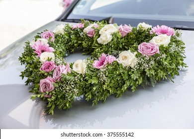 Heart-shaped bouquet for bridal car with white and pink roses