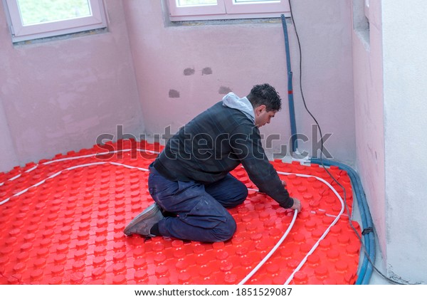 \
Heating system and underfloor heating. Pipe\
fitter mounted underfloor heating.\
