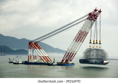 71,506 Heavy lift crane Images, Stock Photos & Vectors | Shutterstock