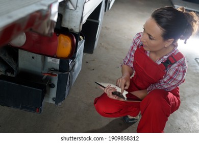 Heavy Goods Vehicle Mechanic Using Tablet