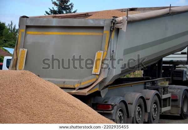 heavy load car. dump a load of gravel into a large\
pile. A metal hopper in the shape of a trough or tub can transport\
tens of tons of stone. three-axle semi-trailer. on a building site,\
unload
