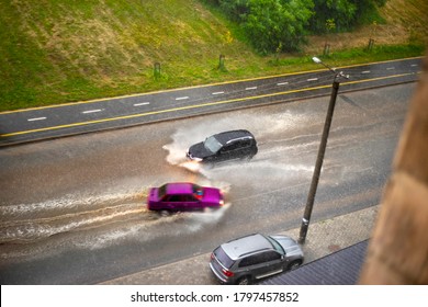 Schwere Regenfälle und schwere Hagel sind eine Naturkatastrophe, während eines Gewitters, es beugt Bäume und überschwemmt Straßen, schafft Unfälle auf den Straßen