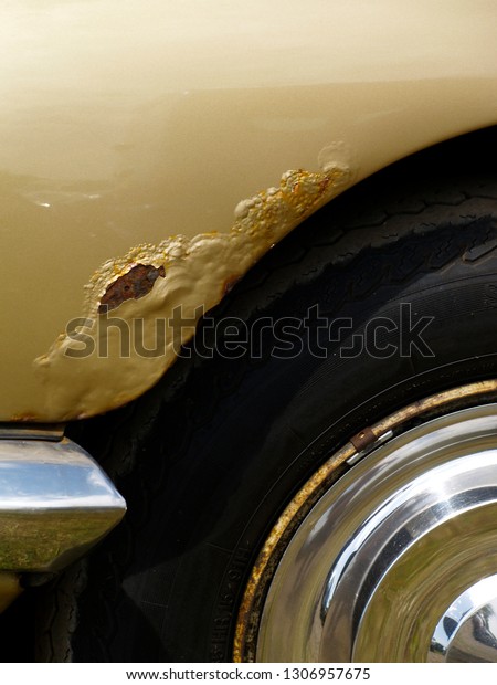 heavy rust on a vintage\
car