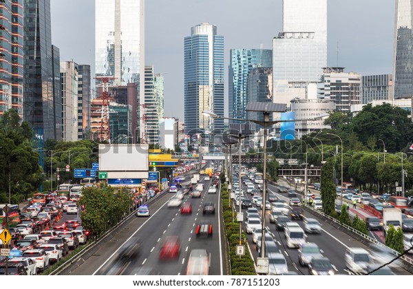 インドネシアの首都ジャカルタのビジネス街 ガト スブロトの街道でのラッシュアワーの間 交通量が多かった その市は混雑問題で有名だ の写真素材 今すぐ編集