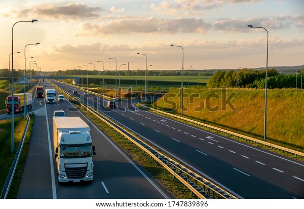 heavy traffic on\
the highway in the\
evening