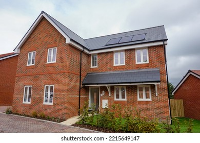 Hedge End - Hampshire, England - 10.04.2022 - A New Build House In Suburbs. Newly Constructed Detached Home In The UK. Solar Panels On Modern Home.