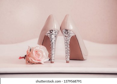 The heels of wedding shoes are decorated with precious stones