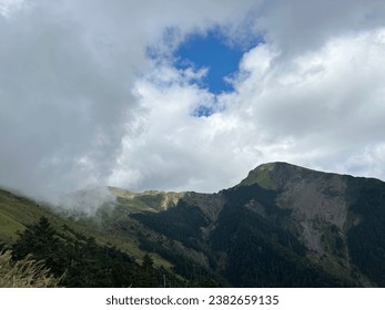 Hehuan Mountain captured beautiful mountain scenery and cloud and mist
