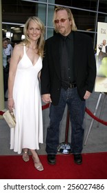 Helen Hunt y Matthew Carnahan asisten al estreno de "The Thing About My Folks" (Lo que me preocupa de mis amigos) en el Arclight de Hollywood, California, el 7 de setiembre del 2005. 
