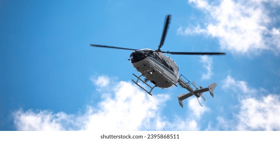 Helicóptero cerca del cielo. Helicóptero de rescate vuela en el cielo con nubes.