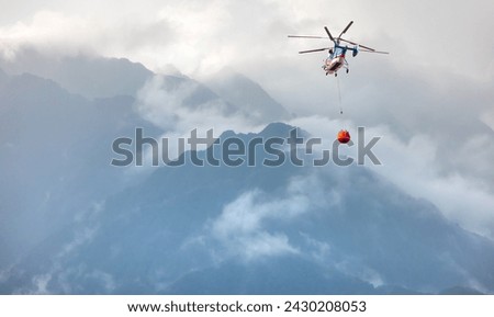 Helicopter fighting forest fire - Intervention of firefighters