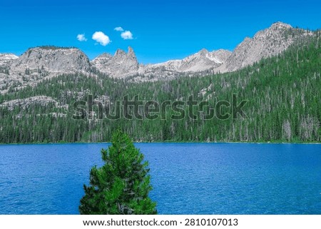 Hell Roaring Lake with mountain peaks in the background