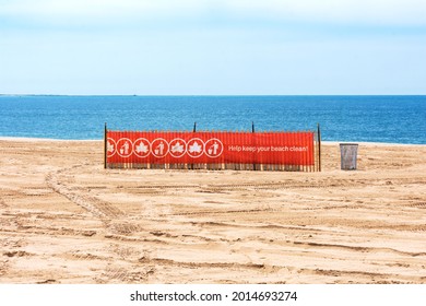 Help Keep Your Beach Clean Banner On The Sand Of Brighton Beach. Calm Blue Water Of Atlantic Ocean On Horizon. - Brooklyn, New York, USA - June, 2021