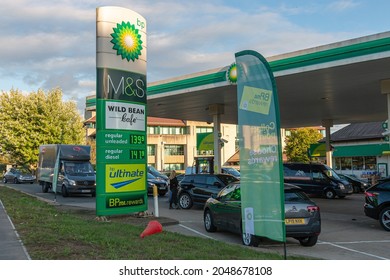 HEMEL HEMPSTEAD, UK - SEPTEMBER 27, 2021: Due To National Shortage Of Lorry Drivers And Panic Buy Many Petrol Stations Across UK Run Out Fuel. BP Petrol Station With Long Queue Of Awaiting Cars.