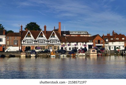 HENLEY-ON-THAMES, UNITED KINGDOM - Aug 24, 2018: A Sunny Morning View Of The Buildings On The Riverbank At Henley-on-Thames, Oxfordshire, UK 