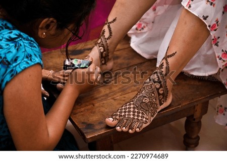 Henna apply to leg of bride. Bridal mehendi art. Wedding henna tattoo. Beautiful henna art on legs. Bridal design. Wedding Mehendi. arabian wedding mehendi