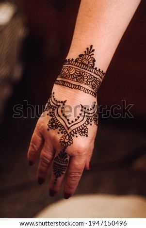 henna mehndi design on hand arm 