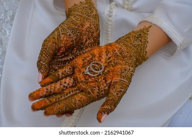Henna tattoo on the bride's hand. Focusing on the wedding ring