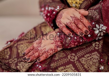 Henna tattoo on the bride's hand. 