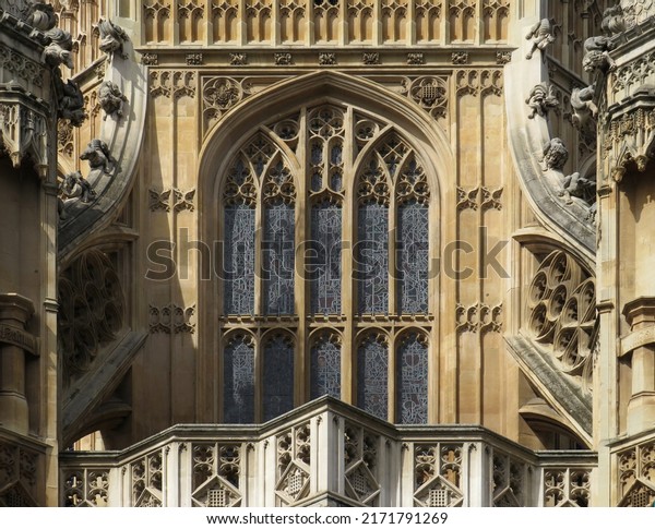 The Henry VII Lady Chapel in Westminster Abbey.\
Perpendicular Gothic, 16 century. Exterior detail of flying\
buttress decorated with lions, dogs, dragons and tracery\
window.\
London. United\
Kingdom.