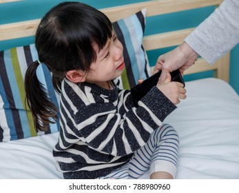 Her Mother Hold The Phone With A Crying Child, Do Not Use The Smartphone Concept