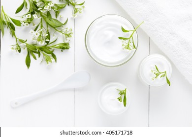 Kräuterdermatologie Schönheitspflege mit Blumen und Hautpflegeprodukt in Glas auf weißem Hintergrund