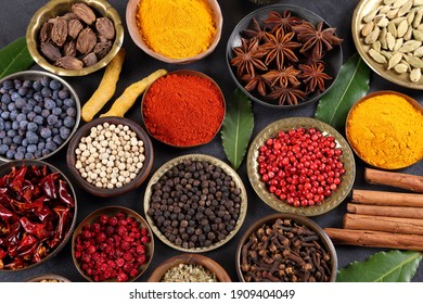 Kräuter und Gewürze in Metallschalen. Speisen und Speisen. Farbige natürliche Additive.