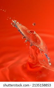 
Here is a photo of water drop collision on red background. It is necessary to use a particular and precise technique to obtain a good result.