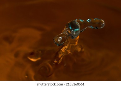 Here is a photo of water drop collision on orange background. In this picture, the collision formed a humanoid. It is necessary to use a particular and precise technique to obtain a good result.