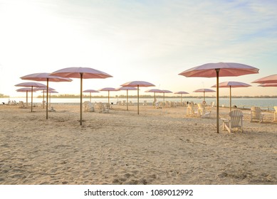 Here is Sugar Beach in Toronto. Pink parasols to shine in the morning sun, it's so beautiful.
