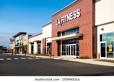 Herndon, USA - March 18, 2020: LA Fitness Membership Gym Store With Outdoors Outside Facade View At Shopping Strip Mall In Northern Virginia With People Walking