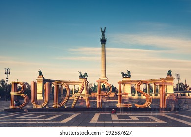 Heroes' Square - Hosok Tere Whit Budapest 