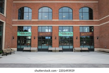 Hershey, Pennsylvania United States - June 15 2022: Park Benches In A Courtyard In The Theme Park 