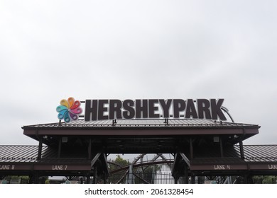 Hershey, Pennsylvania, USA - August 29 2021: Hershey Park Entrance During A Cloudy Day.