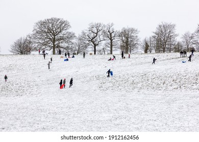 Hertfordshire, United KIngdom. 8 February 2021. Children Having Fun In The Snow In Pishiobury Park, Sawbridgeworth. Photographer : Brian Duffy