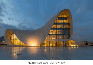 Edificio del Centro Heydar Aliyev en la ciudad de Bakú, Azerbaiyán, al anochecer del verano. Arquitectura futurista famosa del diseño de Zaha Hadid