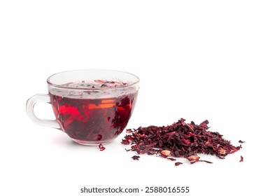 Té de hibisco en la taza de cristal aislada, bebida seca de la rosa, té rojo frío de la fruta, Karkade en taza transparente, bebida herbaria caliente, té del hibisco de Roselle en el fondo blanco