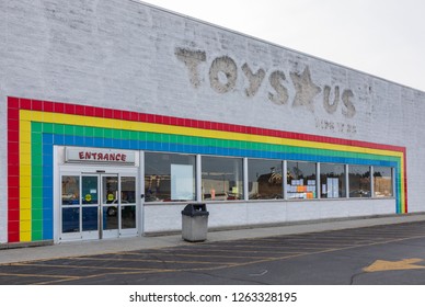 HICKORY, NC, USA-12-19-18: A Closed Toys R Us Store, One Of 800 U.S. Stores, The Company  Filed For Chapter 11 Bankruptcy In 2017.