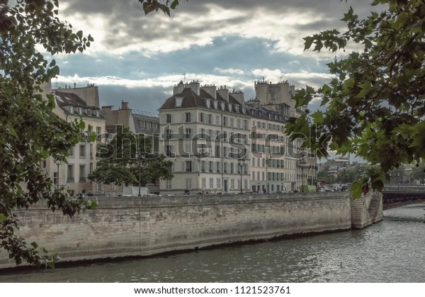 A\
hidden view point to Parisian houses on the\
embankment