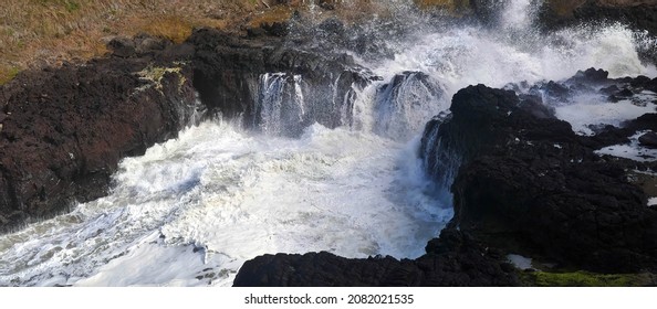 Hide tide waves foam in Devil's Churn, Cape Perpetua, Oregon coast