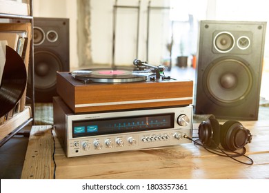 453 Audiophile Listening Room Images, Stock Photos & Vectors | Shutterstock