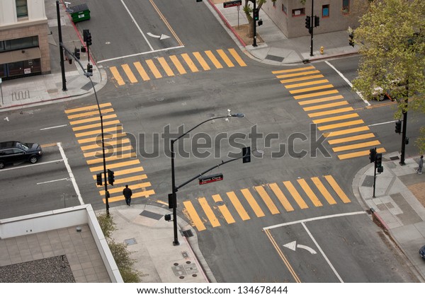 カリフォルニア州サンノゼの 黄色い横断歩道標示 信号灯 縁石切り込みの付いた ほぼ空の通りの交差点の高い角度のビュー の写真素材 今すぐ編集
