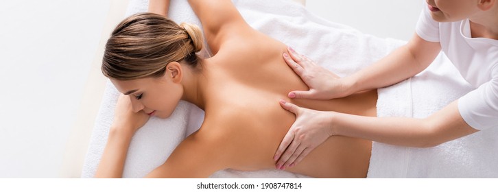 Hochwinkel-Blick glückliche Masseur Massage Rücken des jungen Klienten auf Massagetisch, Banner