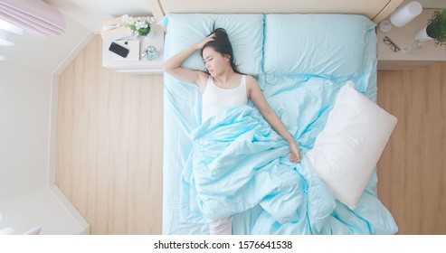 女性 寝る 俯瞰 の画像 写真素材 ベクター画像 Shutterstock