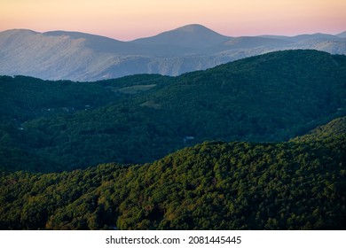 Vue en grand angle depuis Sugar Mountain de couches et de pics de crête de crépuscule au coucher du soleil dans les Appalaches Blue Ridge de Caroline du Nord avec silhouette, arbres et couleur pastel : photo de stock