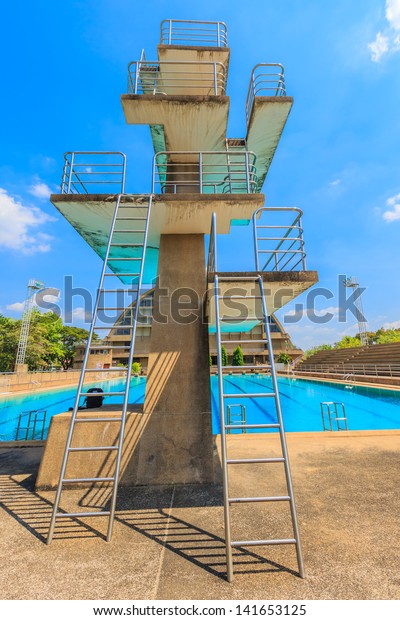 public pools with diving boards