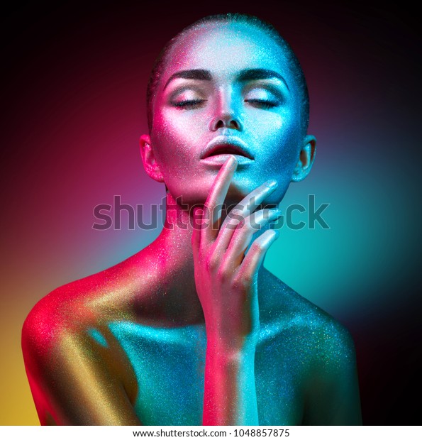 Featured image of post High Fashion Poses Female - This pose can be strong and distinguished or it can communicate relaxation or vulnerability.