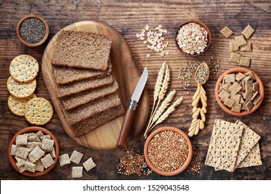 Hochfaser-Konzept für gesunde Lebensmittel mit VollkornRoggenbrot, gesäten Krackern, Getreide, Körner, Buchweizen, Gerste 