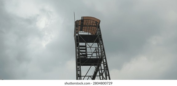 The high flyingfox tower has 3 floors above