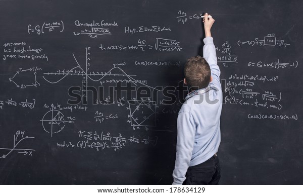 Iqが高い 黒板で複雑な数学をする賢い子ども の写真素材 今すぐ編集